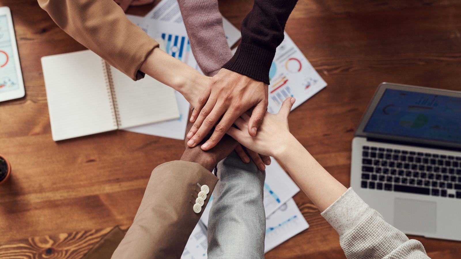 Un groupe d'entrepreneurs réunis autour d'une table de travail, illustrant la communauté comme levier de rétention